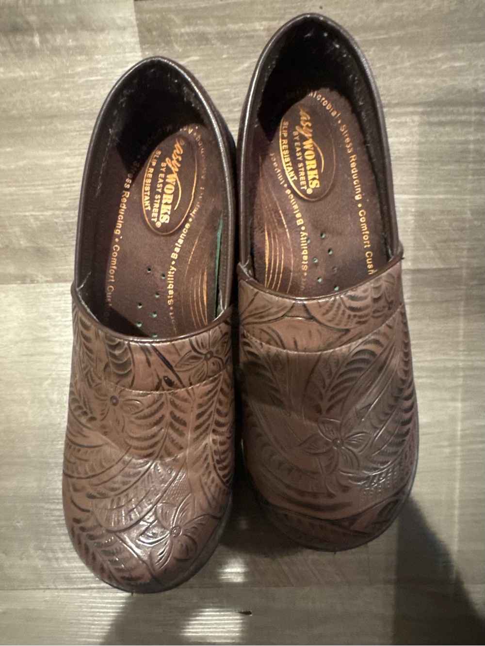 Easy Works by Easy Street Brown Floral Embossed Clogs Slip Resistant size 8.5